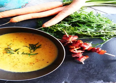Velouté de carotte et brochettes de lard au miel