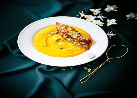 Velouté de carottes aux fruits de la passion et au lait de coco, croûte de pain au foie gras poêlé