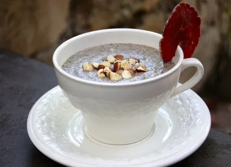 Velouté de cèpes aux noisettes, chips de speck