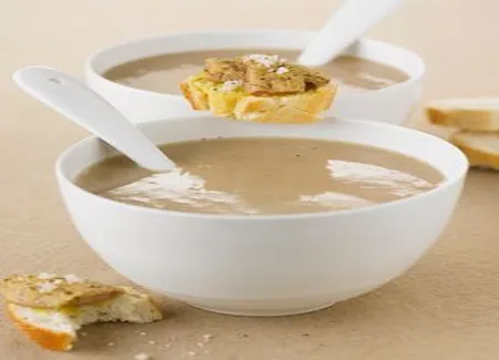 Velouté de châtaignes au foie gras poëlé.