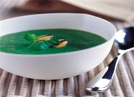 Velouté de fenouil aux moules et cresson