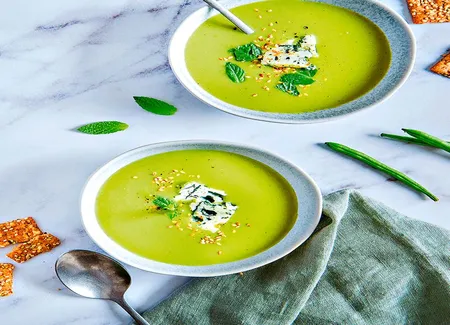 Velouté de haricots verts, menthe et roquefort