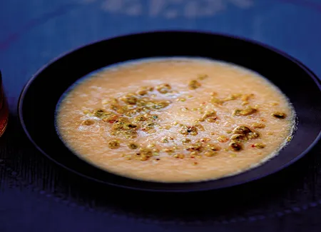 Velouté de navets boule d'or, betterave et pistaches fumées