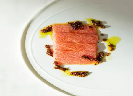 Ventrèche de thon maturé en kombu et sauce xo