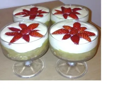 Verrine rhubarbe-fraise à la crème de mascarpone.