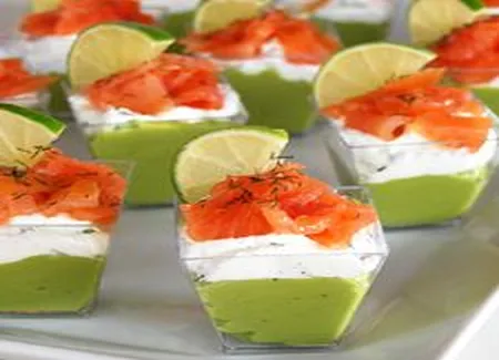 Verrines avocat, fromage à la crème aux herbes et saumon fumé