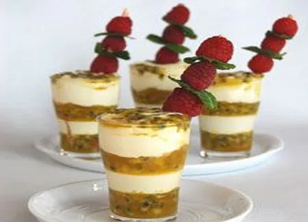 Verrines de gelée passion et mousse ivoire