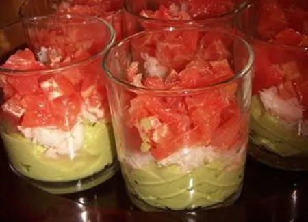 Verrines de mousse d'avocat, crabes et pamplemousse rose