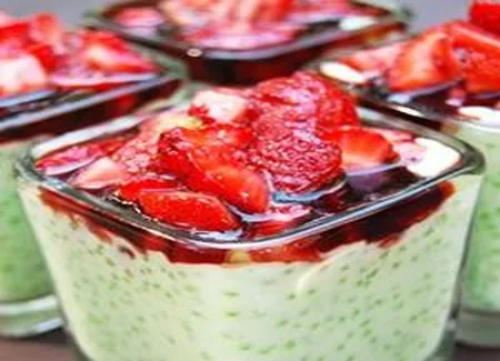 Verrines de tapioca vert et fraises au cassis