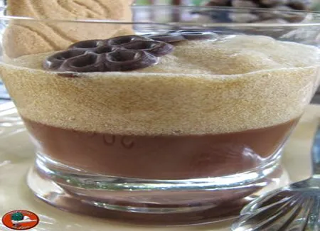 Verrines gelée de chocolat à la réglisse, mousse de poires