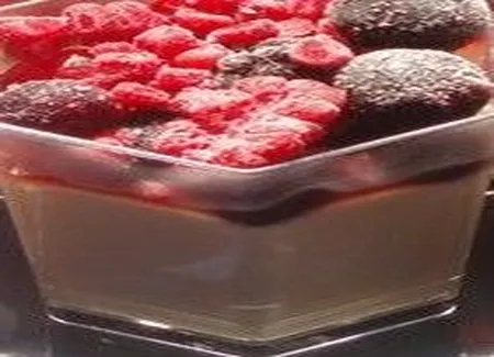 Verrines italiennes fraicheurs velours noire et notes de fruits rouges en chantilly.