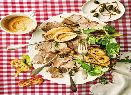 Vitello tonnato, chips de pain et jeunes pousses