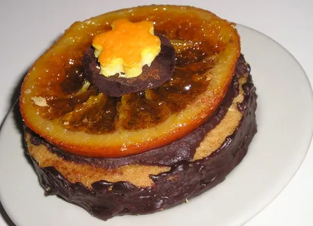 Biscuits en pain d'épice au chocolat sur tranches d'oranges confites