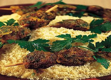 Brochettes de viande panées au manioc
