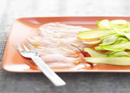 Carpaccio pimenté de bar aux courgettes