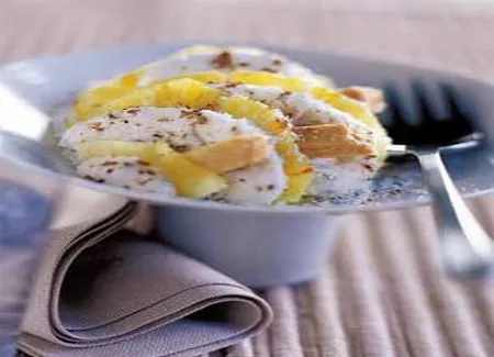 Carpaccio d'ananas à la crème fouettée épicée