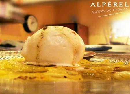 Carpaccio d'ananas, infusion vanille, glace coco alpérel
