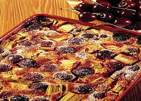 Clafoutis aux cerises et à la rhubarbe