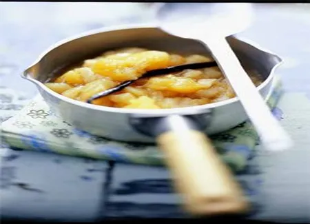 Compote de pommes mélangées et une poire