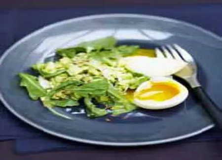 Concassee d'avocat et oeufs mollets en salade