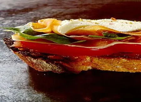 Crostini au jambon de parme et à la mozzarella