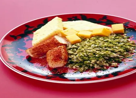 Filet de lapin aux épices, riz vert et fruits
