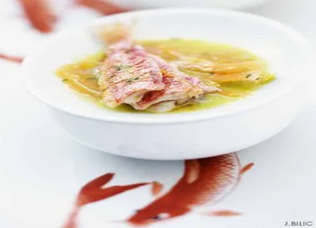 Filets de rouget barbet et salade de papaye au gingembre
