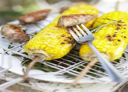 Maïs et saucisses grillees