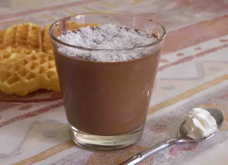 Mousse au chocolat parsemée de noix de coco râpée