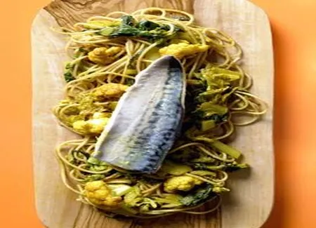 Pâtes au kamut, curcuma, légumes verts et maquereaux