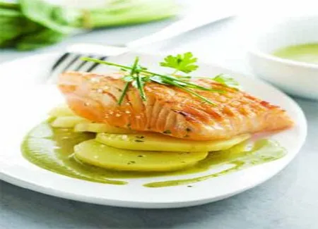 Pavé de saumon grillé à l'unilatéral, sauce à l'oseille