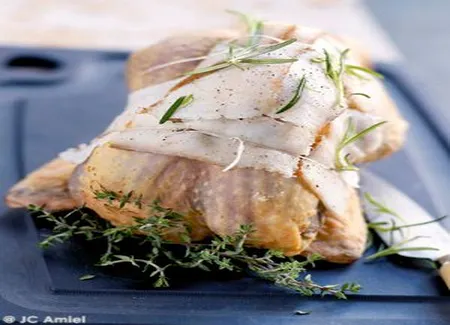 Pintade au lard de colonnata et aux herbes