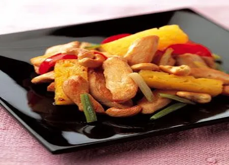 Poulet à l'ananas et aux noix de cajou