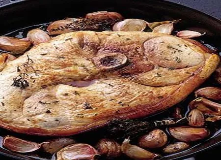 Rouelle de porc aux gousses d'ail