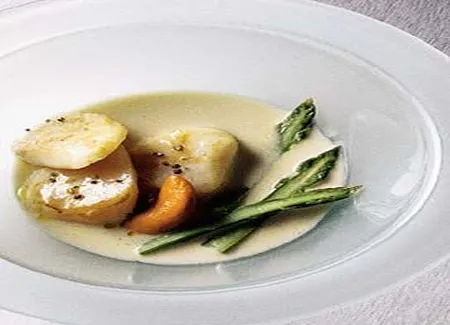 Saint jacques à la crème d'huître et asperges