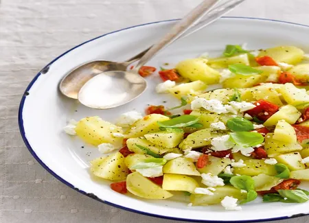 Salade à emporter de pommes de terre primeurs à la grecque