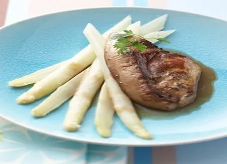 Salade d'asperges au foie gras