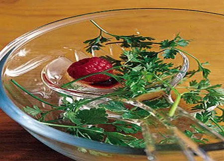 Salade d'herbes aux framboises