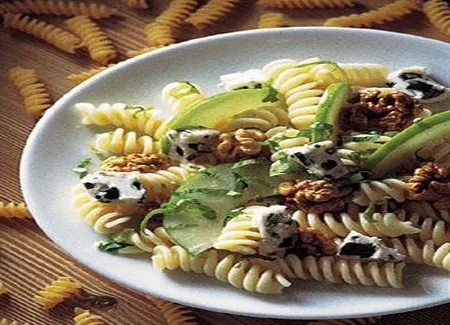 Salade de fusilli aux noix et à l'ail