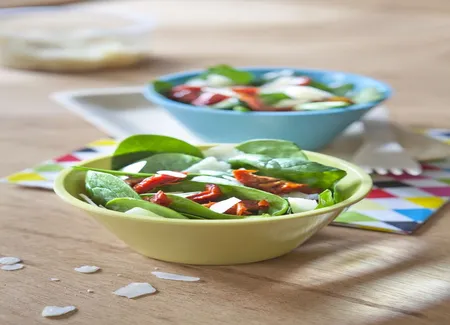 Salade froide d'épinard aux pétales de parmesan et tomate confite