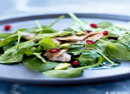 Salade de pintade, grenade, pistaches, avocat