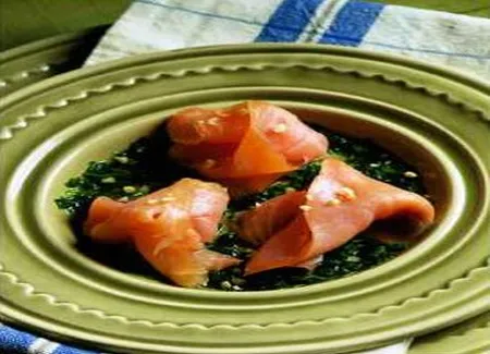 Saumon chaud à la sauce aux épinards