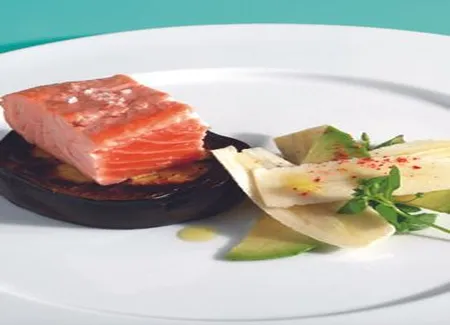 Saumon épais à la vapeur, condiment banane piment et tranche d'aubergine snackée