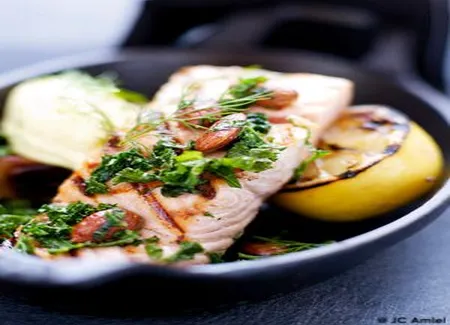 Saumon grillé, amandes et beurre de noisettes mousseline