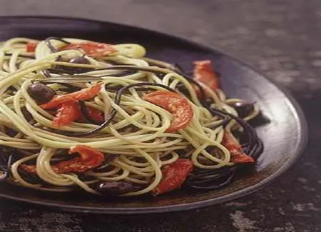 Spaghettis trois couleurs, tomates confites