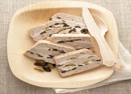 Terrine de poulet aux deux olives