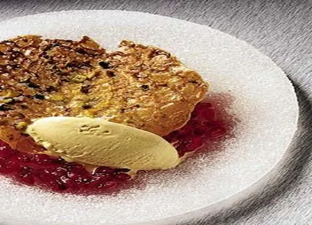 Tuiles à la pistache, sauce grenade et glace