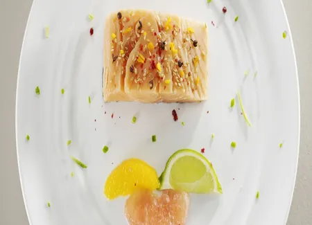 Émincé de saumon frais, vinaigrette aux agrumes