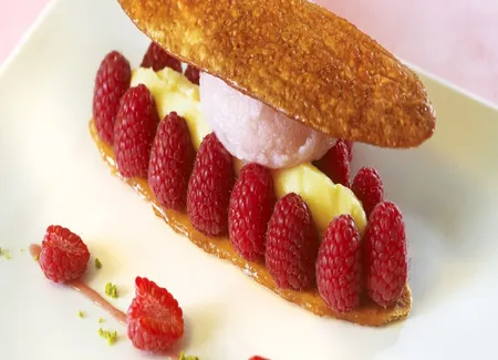 Arlette aux framboises et fraises avec sorbet hibiscus et crème légère à la verveine