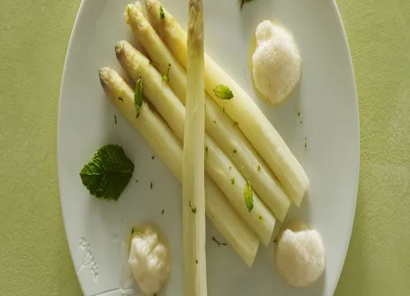 Asperge blanche au citron et espuma à l'orange sanguine
